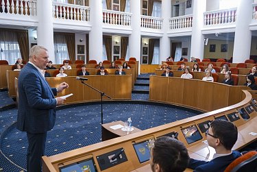 Старшеклассники заняли депутатские кресла